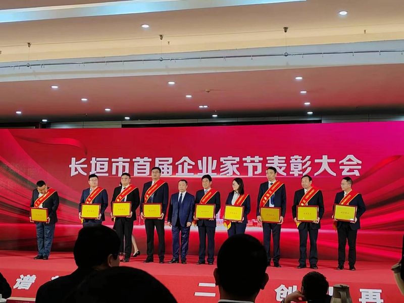 寶劍鋒從磨礪出，梅花香自苦寒來